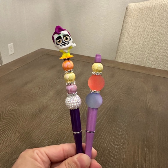Disney Neon Doorables Ernesto De La Cruz Coco Set of 2 Beaded Pens Refill Ink - Picture 1 of 6